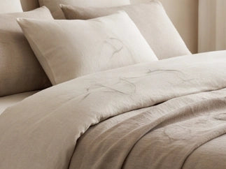 Neutral bedding with a few loose hairs