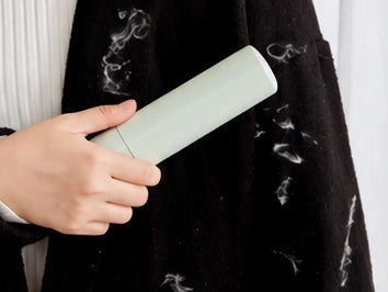PAWOZA Clean lifting loose fibers from a black wool coat
