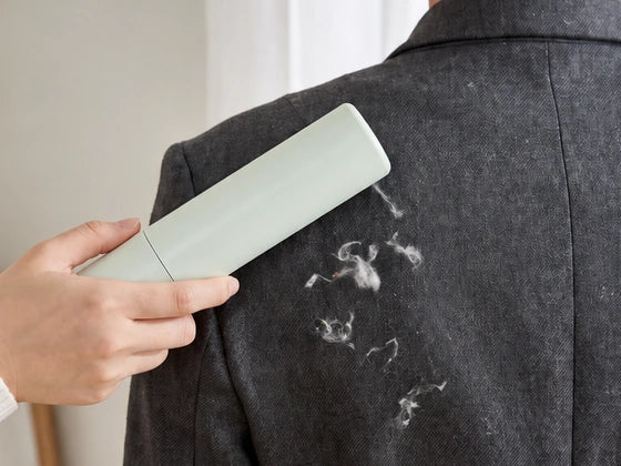 PAWOZA Clean removing lint from a dark suit jacket